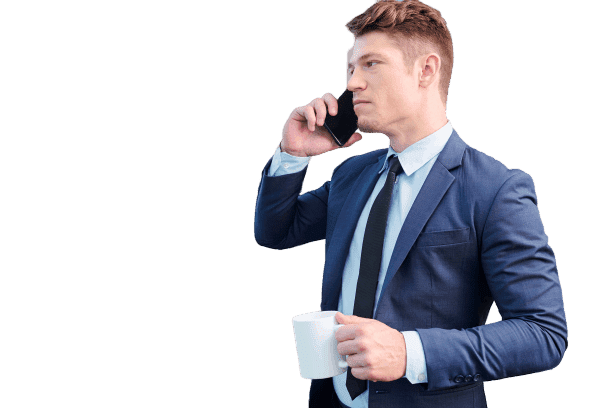 Homme en costume bleu téléphonant et tenant une tasse.
